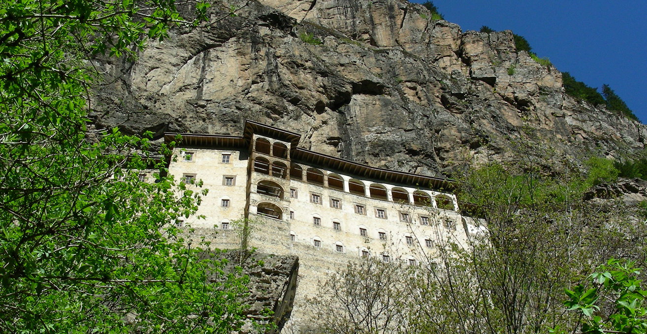 Tu viện Sumela được xây dựng trên vách núi